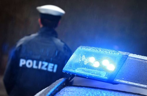Weinstadt: Mann pinkelt vor Bäckerei und beißt Polizisten