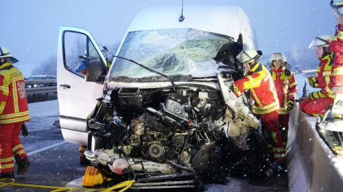 A8 bei Leonberg: Sprinter-Crash auf eisiger Autobahn