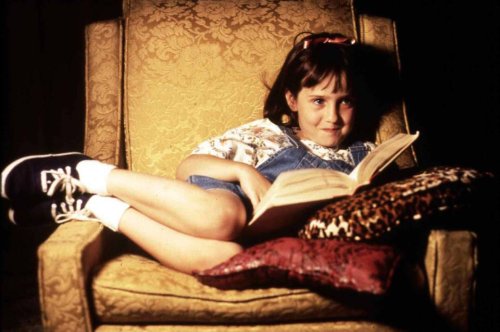 STYLEBOOK zeigt, wie sich die Hauptdarstellerin aus „Matilda“ verändert hat.