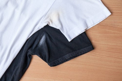 Diese 8 Tipps helfen gegen Deo-Flecken in T-Shirts
