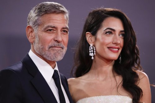 Schön blumig! Amal Clooneys Sommerlook zum Nachstylen