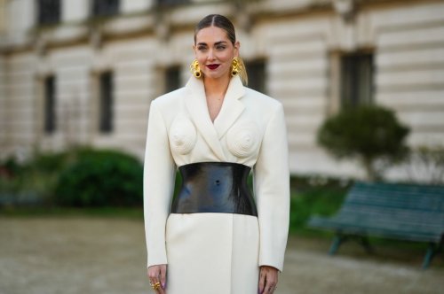 Was Chiara Ferragni unter ihrem Brust-Mantel trägt