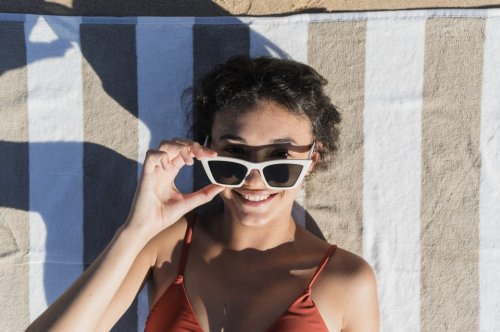 Weiße Sonnenbrillen sind das Must-have-Accessoire im Sommer 2022
