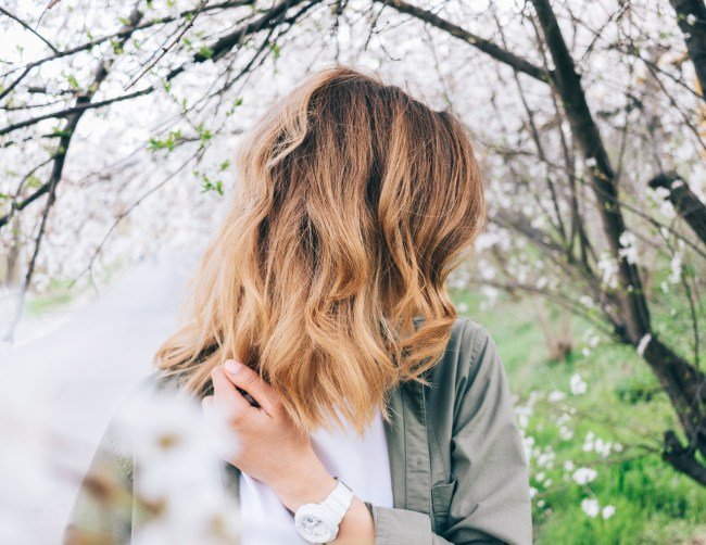 This Volumizing Texture Spray Makes Fine Hair Thicker & Eliminates Any Greasy Texture