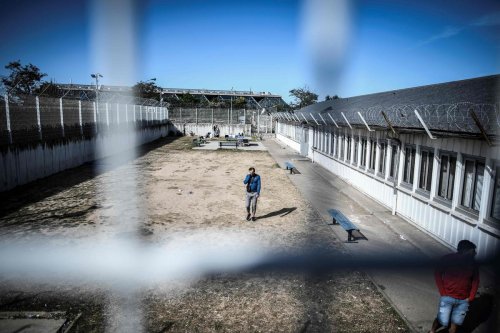 Immigration : moins d’étrangers en situation irrégulière placés en rétention, mais plus longtemps
