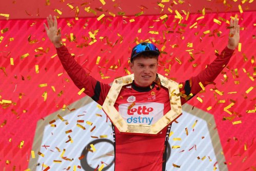 Cyclisme : le jeune Van Eetvelt remporte l’UAE Tour et succède à Evenepoel