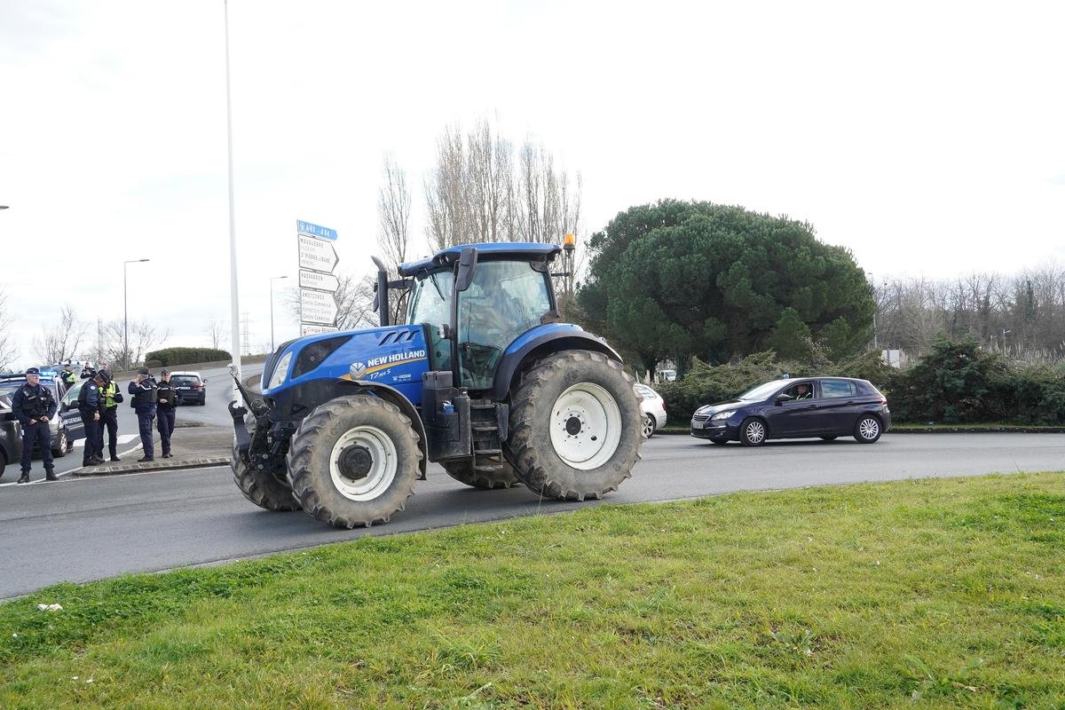 Lot-et-Garonne : ivre, il « emprunte » deux tracteurs pour désembourber sa voiture
