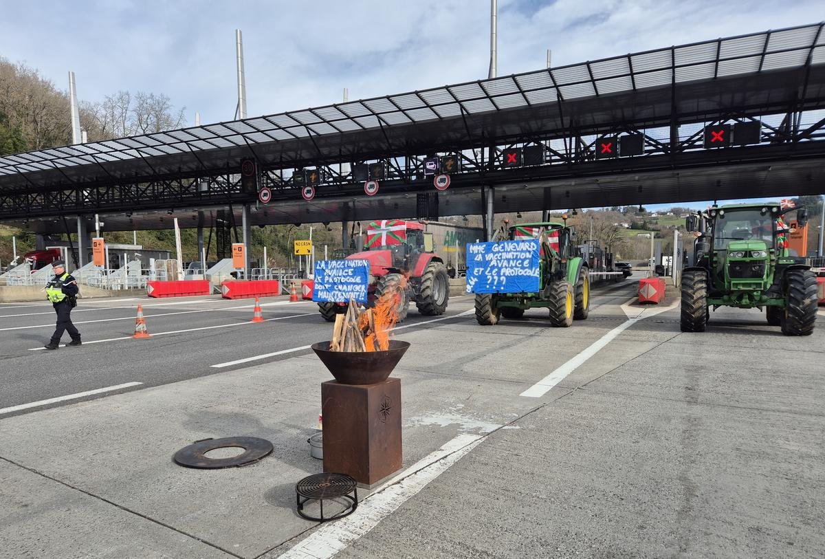 Colère des agriculteurs : 108 tracteurs et 200 manifestants espagnols et français rassemblés au péage de Biriatou