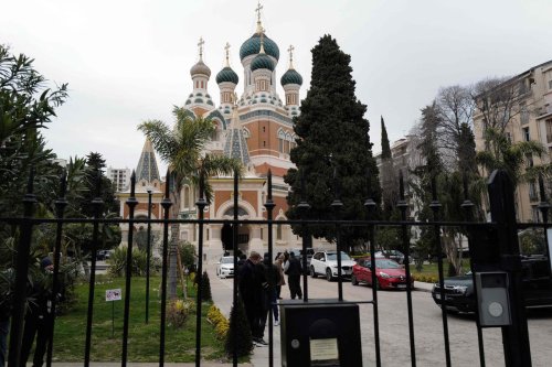 « Des centaines de fidèles jetés à la rue » : l’église et le cimetière des exilés russes à Nice récupérés en justice par Moscou