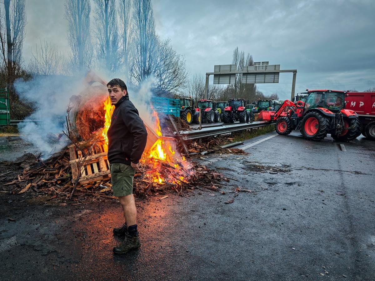Colère des agriculteurs au Pays basque et en Béarn : après la rencontre avec le Premier ministre, les éleveurs décident de maintenir le blocage de l’A64