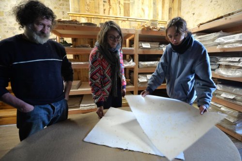 « Notre papier est connu mondialement » : en Dordogne, des passionnés ont remis en service un ancien moulin à papier