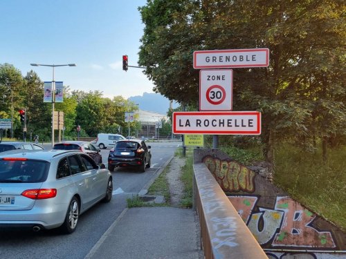Quel est ce panneau « La Rochelle » qui intrigue les Grenoblois ?