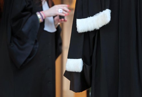 « Je n’aurais jamais dû pendre le volant » : une femme positive à l’alcool et à trois drogues, sans permis, condamnée à de la prison ferme