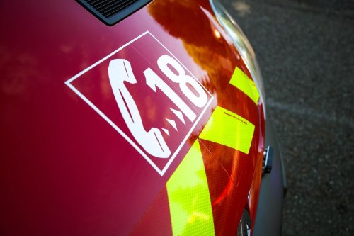 Une voiture percute un arbre en Dordogne, deux personnes dans un état grave