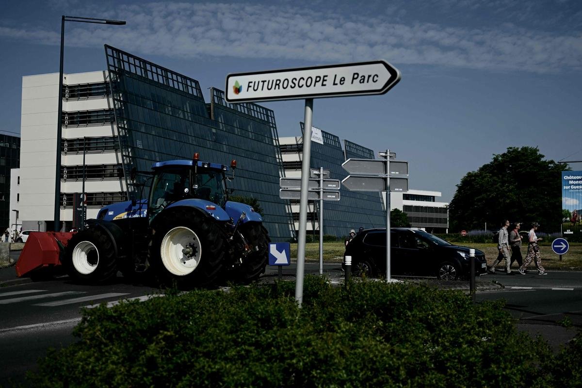 Futuroscope : pourquoi des agriculteurs ont-ils bloqué l’accès au parc d’attractions avec leurs tracteurs ?