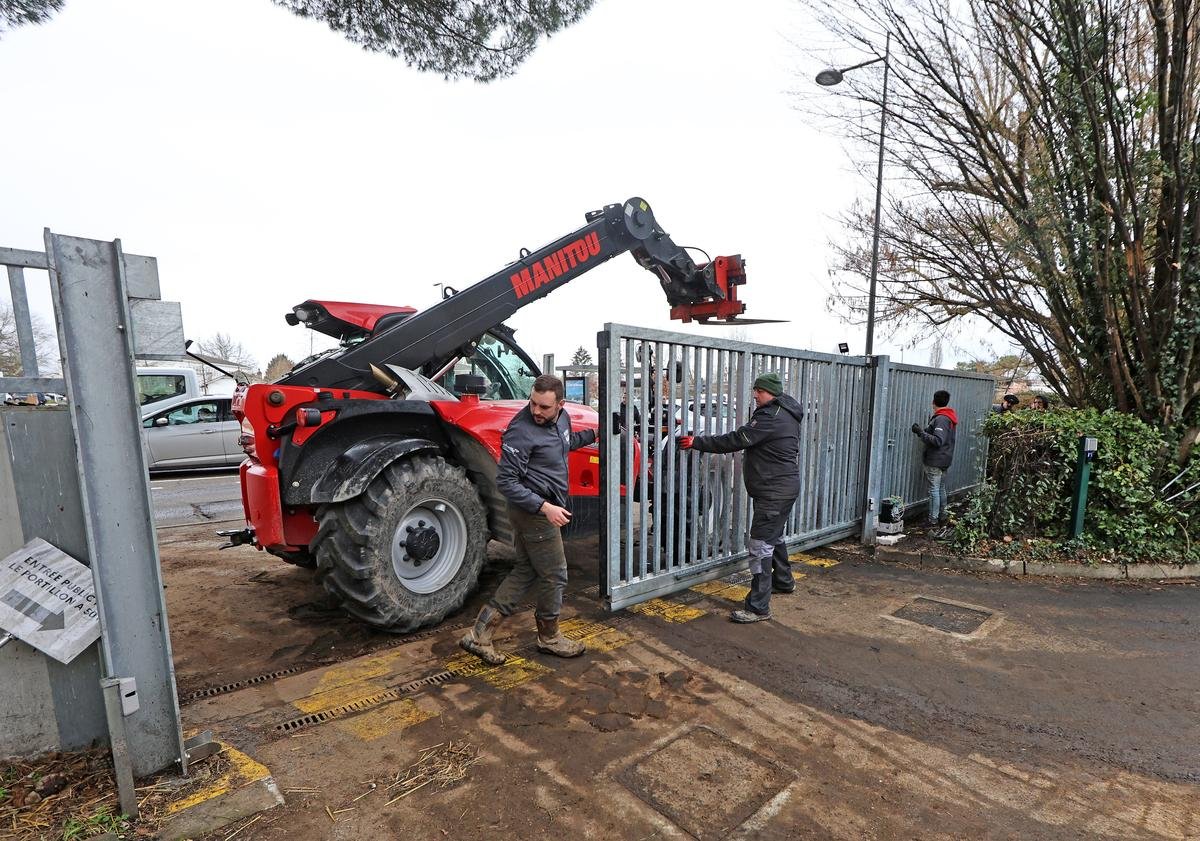 « Il a vu du pays » : quand les agriculteurs rendent le portail qu’ils avaient démonté à la DDTM des Landes