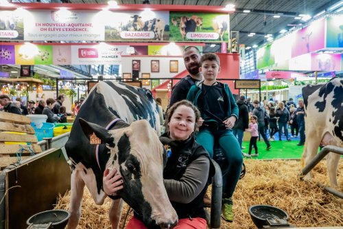 Salon de l’agriculture : Mag Siza, une jeune vache élevée en Périgord, face aux jurés pour le concours Prim’Hosltein