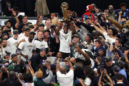 Vidéos. États-Unis : Milwaukee bat Phoenix à domicile et devient le nouveau champion NBA