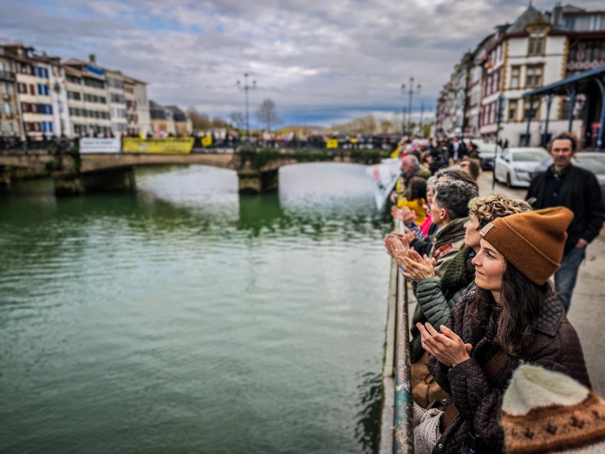 « Un jour ou l’autre, ça sera ton tour d’être l’étranger » : à Bayonne, une chaîne humaine contre le racisme