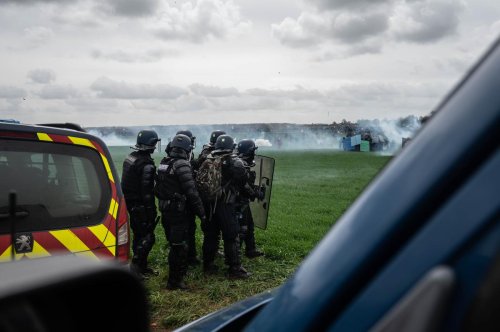Affrontements à Sainte-Soline : une vidéo choc de l’assaut, filmé par les gendarmes depuis leur véhicule