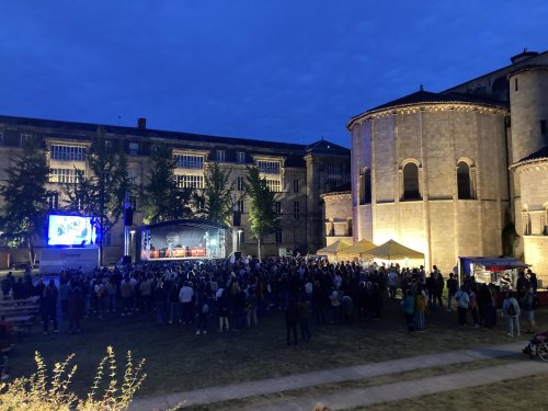 Vidéo. Bordeaux : le karaoké géant d’Arte tourne à la grosse fête populaire au square Dom-Bedos