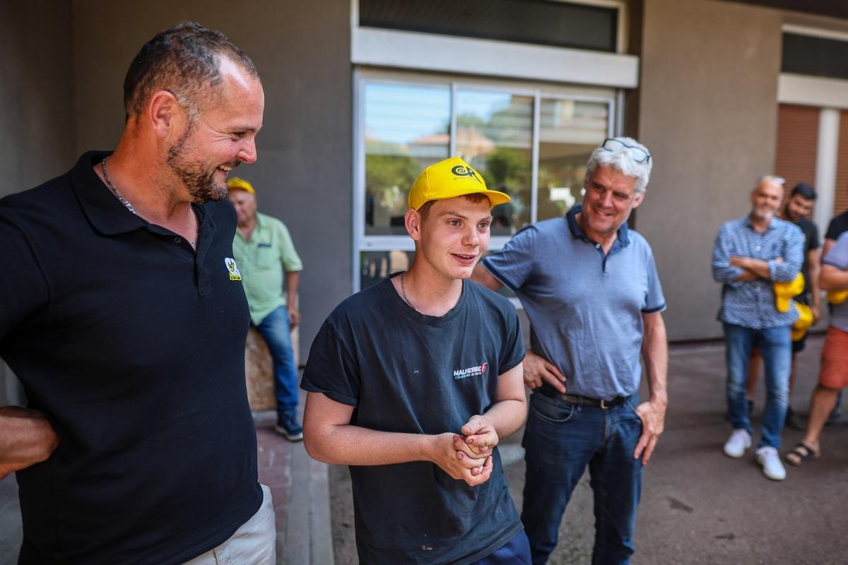 Vidéo. « Je suis le plus heureux du monde » : après un coup de poker de la CR 47, un jeune de 18 ans récupère la ferme familiale pour la somme de 10 045 euros