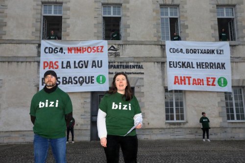 Vidéo. Opposition à la LGV : à Bayonne, l’association Bizi ! fait irruption au Conseil départemental