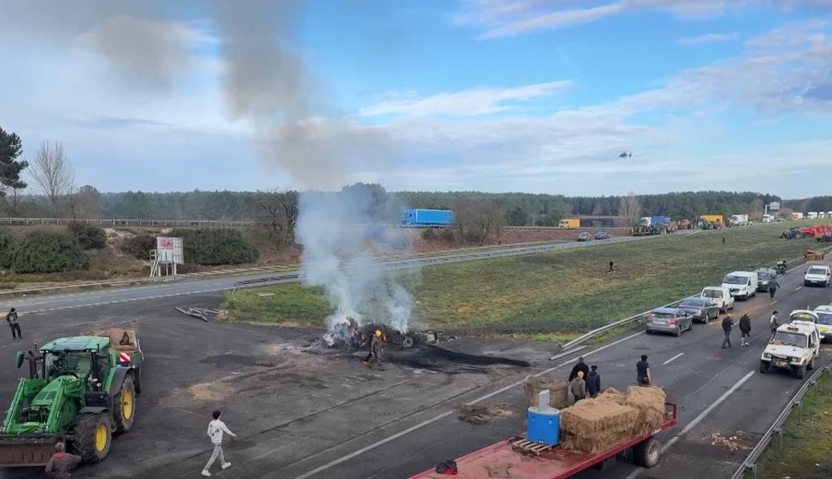 Colère des agriculteurs : l’A63 bloquée dans les deux sens de circulation