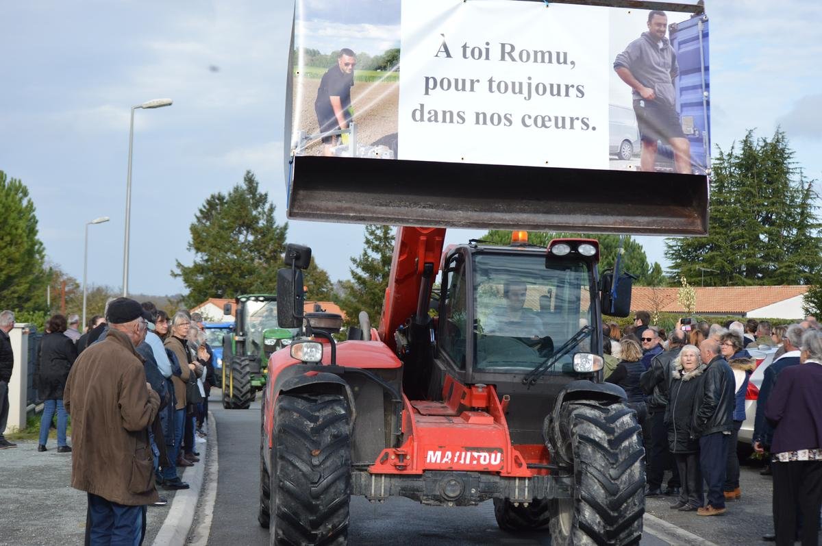 Charente-Maritime : un cortège de 41 tracteurs accompagne « Romu » au cimetière de Courcoury