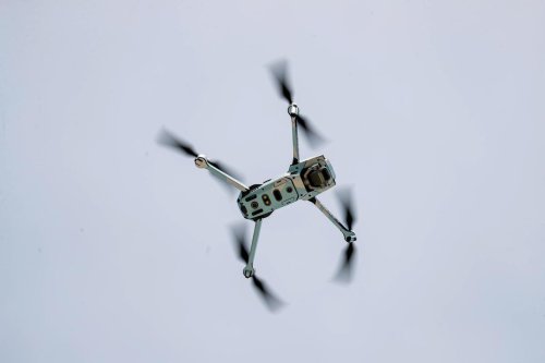 Bordeaux : un couple de touristes irlandais surpris en train de faire voler un drone place Pey-Berland