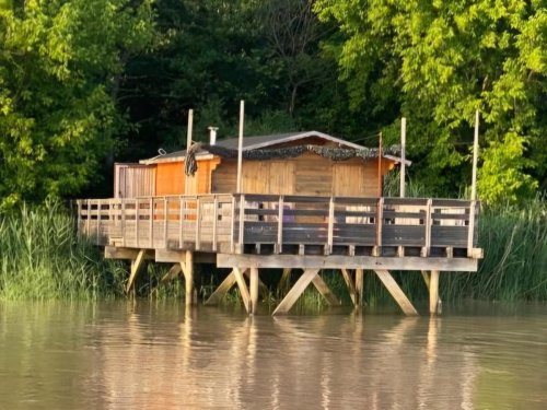 En Gironde, la justice demande la démolition d’un carrelet, cette cabane de pêche traditionnelle