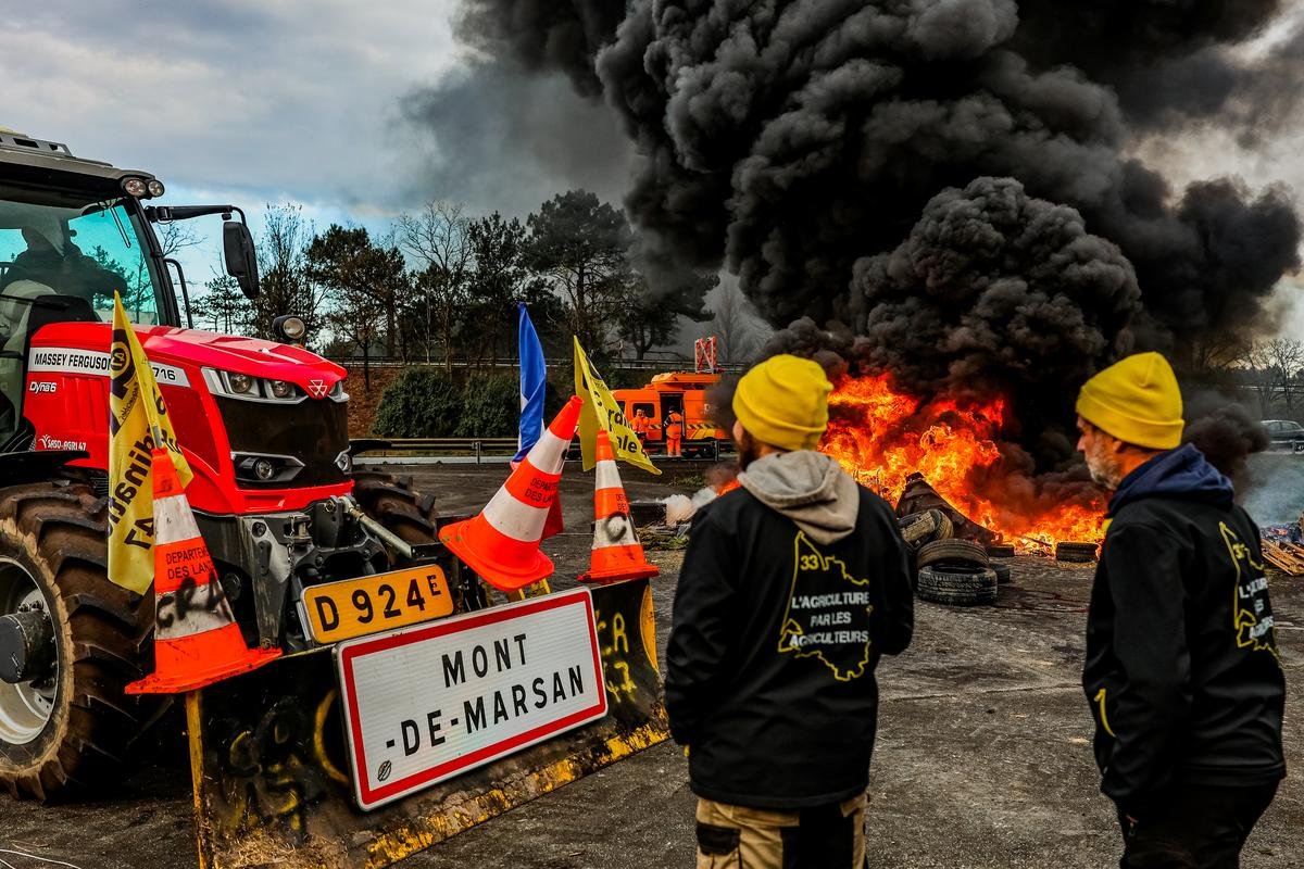 Sur l’A 63 bloquée, après les annonces de la ministre, la colère des agriculteurs ne décroche pas : « On reste »