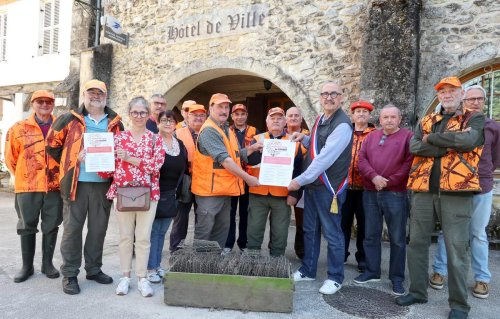 Saint-Justin : les chasseurs remettent un manifeste au maire
