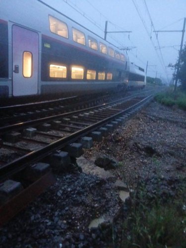 Inondations à Tonneins : un TGV évacué après l’effondrement de la voie ferrée