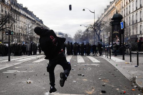 Grève du 28 mars : à Paris, moins de monde et à nouveau des tensions