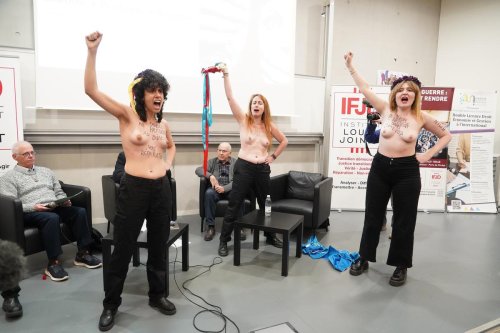 Vidéo. Bayonne : des Femen interrompent une conférence de presse des prêtres de Bétharram