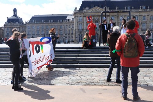 Au miroir d’eau de Bordeaux, des activistes mettent en scène le mariage de TotalEnergies et du Crédit Agricole