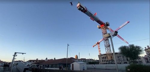 Vidéos. Un homme saute du haut d’une grue à Saint-Jean-de-Luz