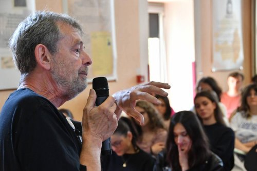 « Montrer l’arrière-cuisine » : le prix Goncourt Pierre Lemaitre en conférence dans un lycée de Périgueux