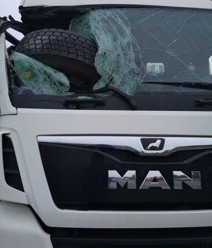 Charente-Maritime : sur la RN 10, son pneu atterrit dans le parebrise d’un camion