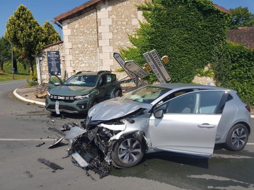 Spectaculaire collision entre deux véhicules en Dordogne