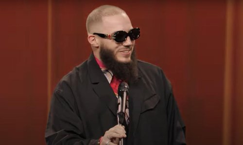 Télévision : « La meilleure promotion de l’extrême droite » aux Flammes, l’humoriste Merwane Benlazar charge Hanouna