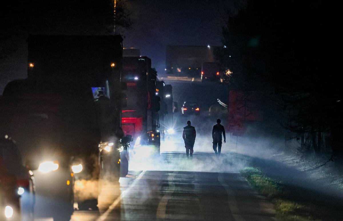 Colère des agriculteurs et blocages : “obligés d’annuler des livraisons”, les transporteurs au bord de la crise de nerfs