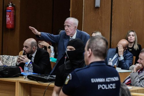 Grèce : un avocat fait le salut hitlérien en pleine audience du procès Aube dorée