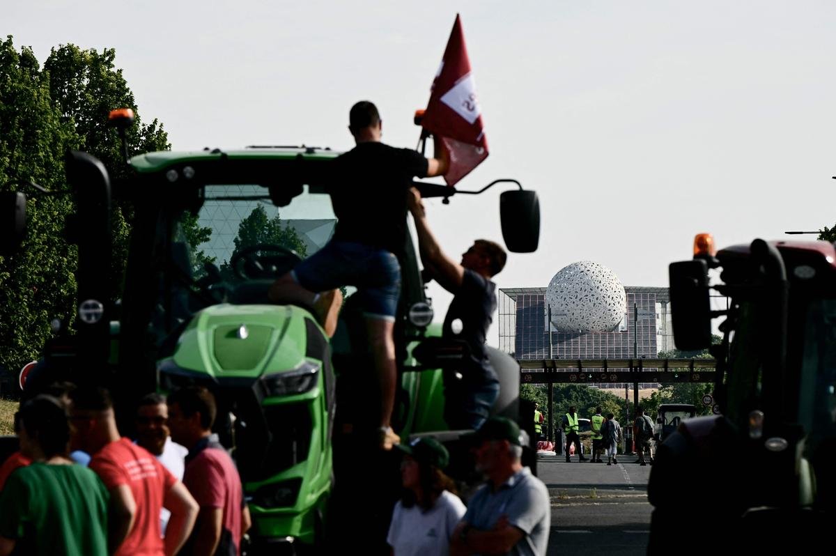 Futuroscope : les agriculteurs lèvent le blocage après que le préfet a reporté un vote sur le partage de l’eau