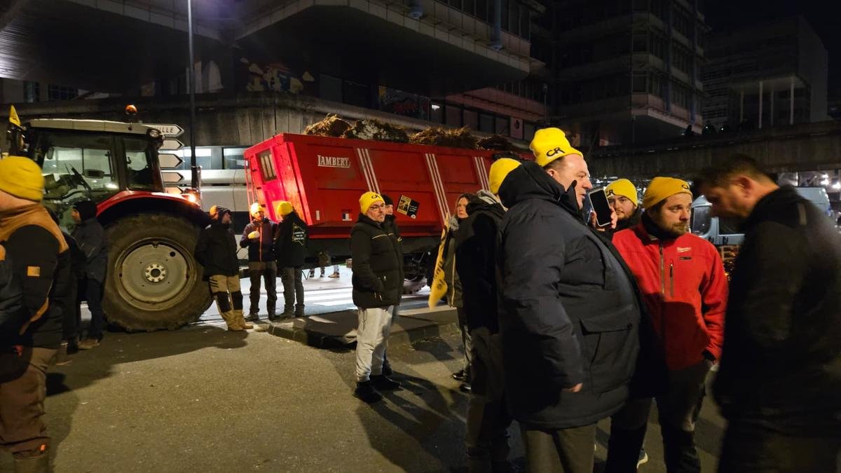 Vidéo. Colère des agriculteurs : à Bordeaux, une vingtaine de syndicalistes de la Coordination rurale brûlent fumier et détritus devant la préfecture