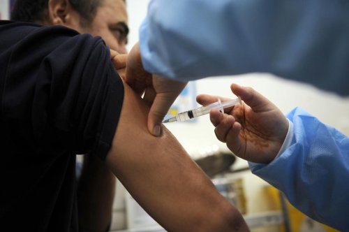 Grippe : seulement 50 % de vaccinés chez les plus de 65 ans, la France doit « redoubler d’efforts » sur la vaccination
