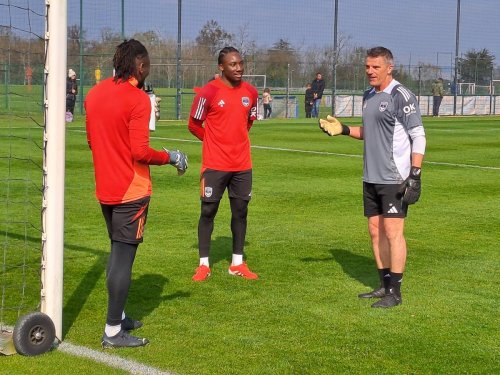 Girondins de Bordeaux. Grégory Coupet entraîneur des gardiens cette semaine, des joueurs des Boxers sont là