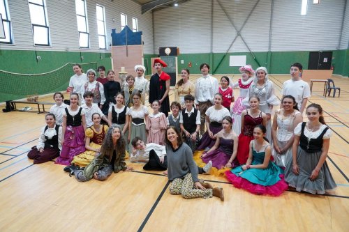 Anglet : la troupe de comédie musicale d’Endarra présente une adaptation de « La Belle et la Bête »