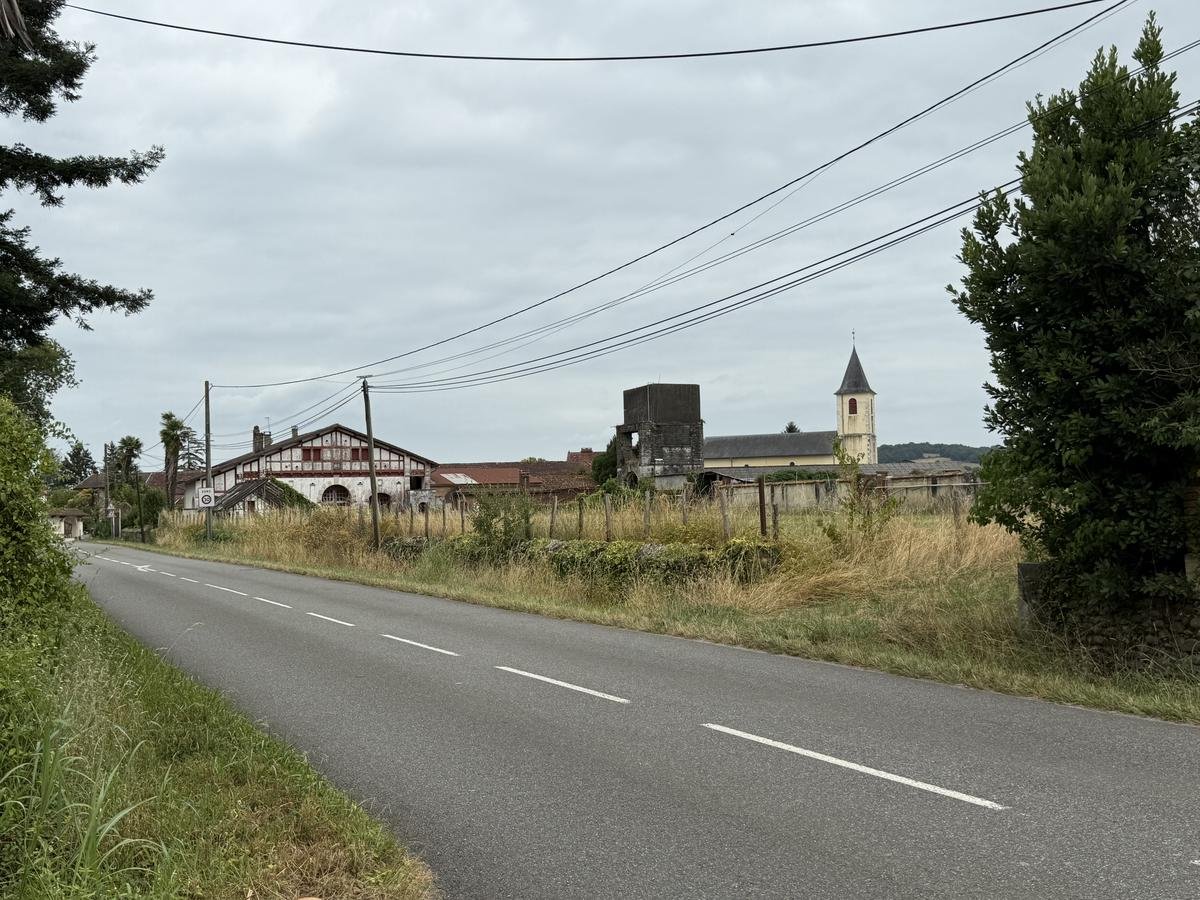 Béarn : un agriculteur meurt écrasé par son tracteur, le village sous le choc